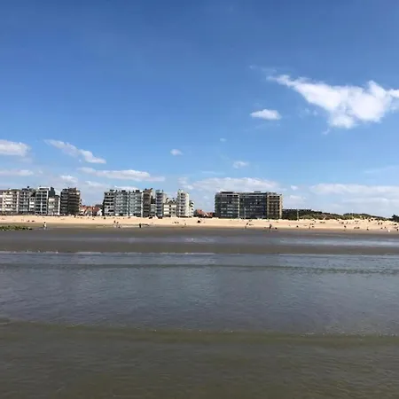 In Near The Beach, Cleaning Included Apartamento Koksijde