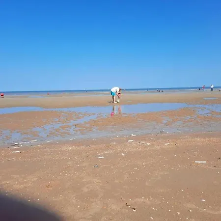 In Near The Beach, Cleaning Included Apartamento